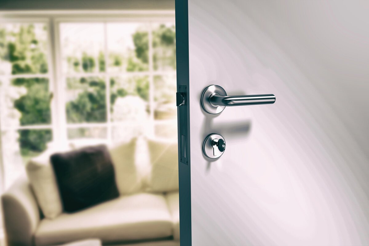 Technicien effectuant maintenance serrure Vachette Securibloc avec outils spécialisés et lubrifiant